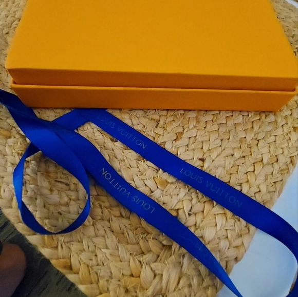 Authentic large Louis Vuitton Box with Ribbon - Picture 5 of 9